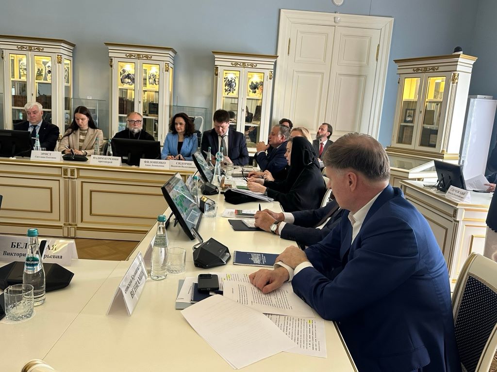 В Законодательном собрании Санкт-Петербурга состоялся круглый стол «Семья — как основа демографического суверенитета»