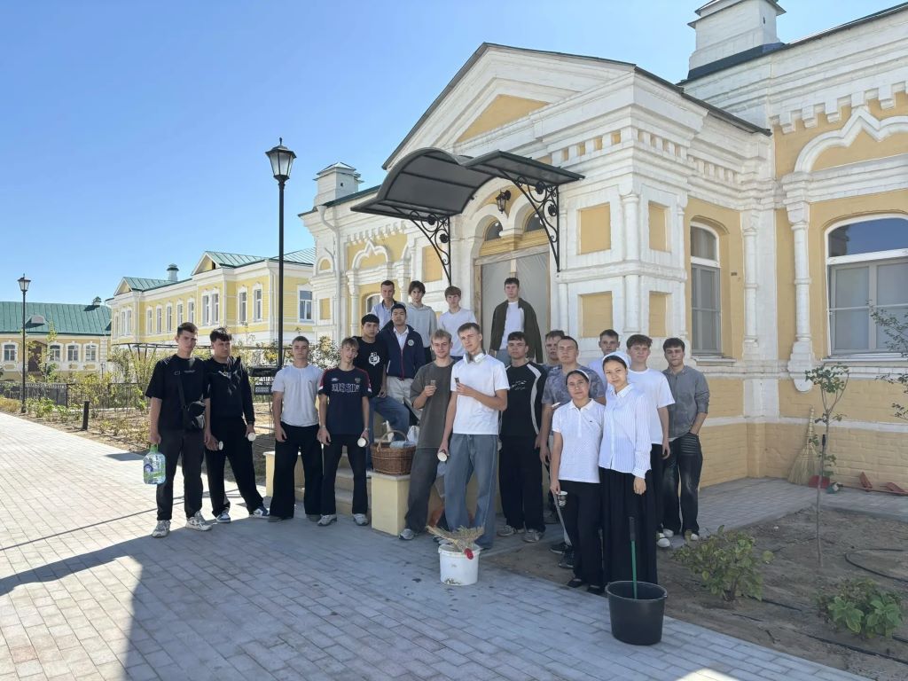Общая ответственность за святыни: в Астрахани прошли совместные субботники
