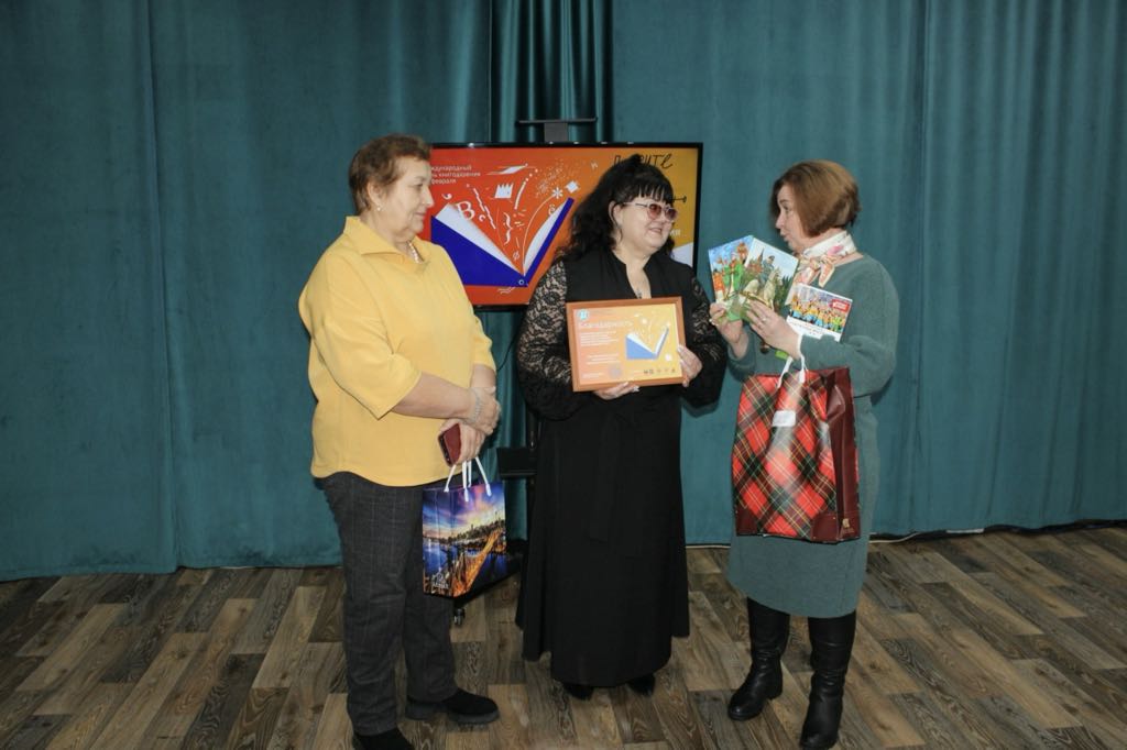 В Кургане члены СПЖ приняли участие в Дне книгодарения