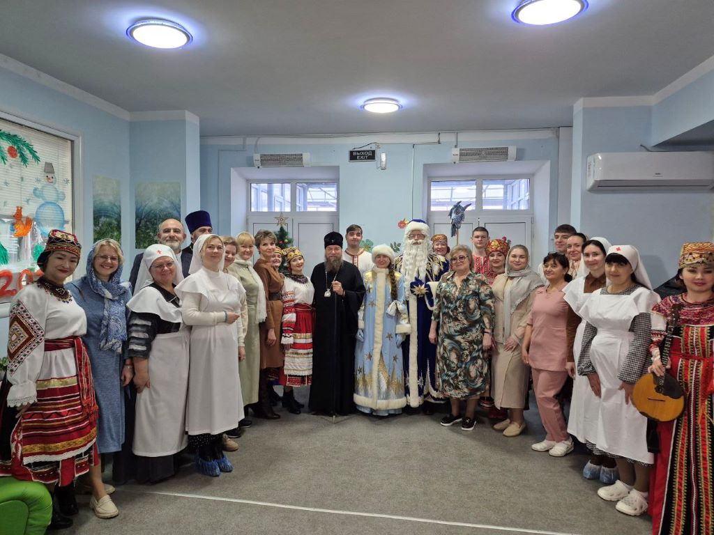 Митрополит Астраханский и Камызякский Никон и члены СПЖ посетили детское паллиативное отделение