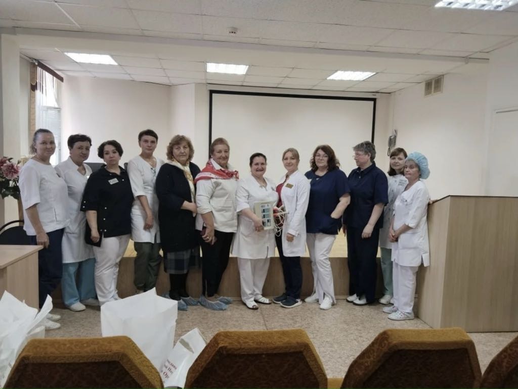 В Кургане представители СПЖ и Курганской епархии поздравили сотрудников кардиоцентра с Пасхой